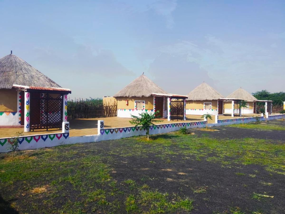 Banni Village Resort - Rann Of Kutch Bherandiāla Buitenkant foto