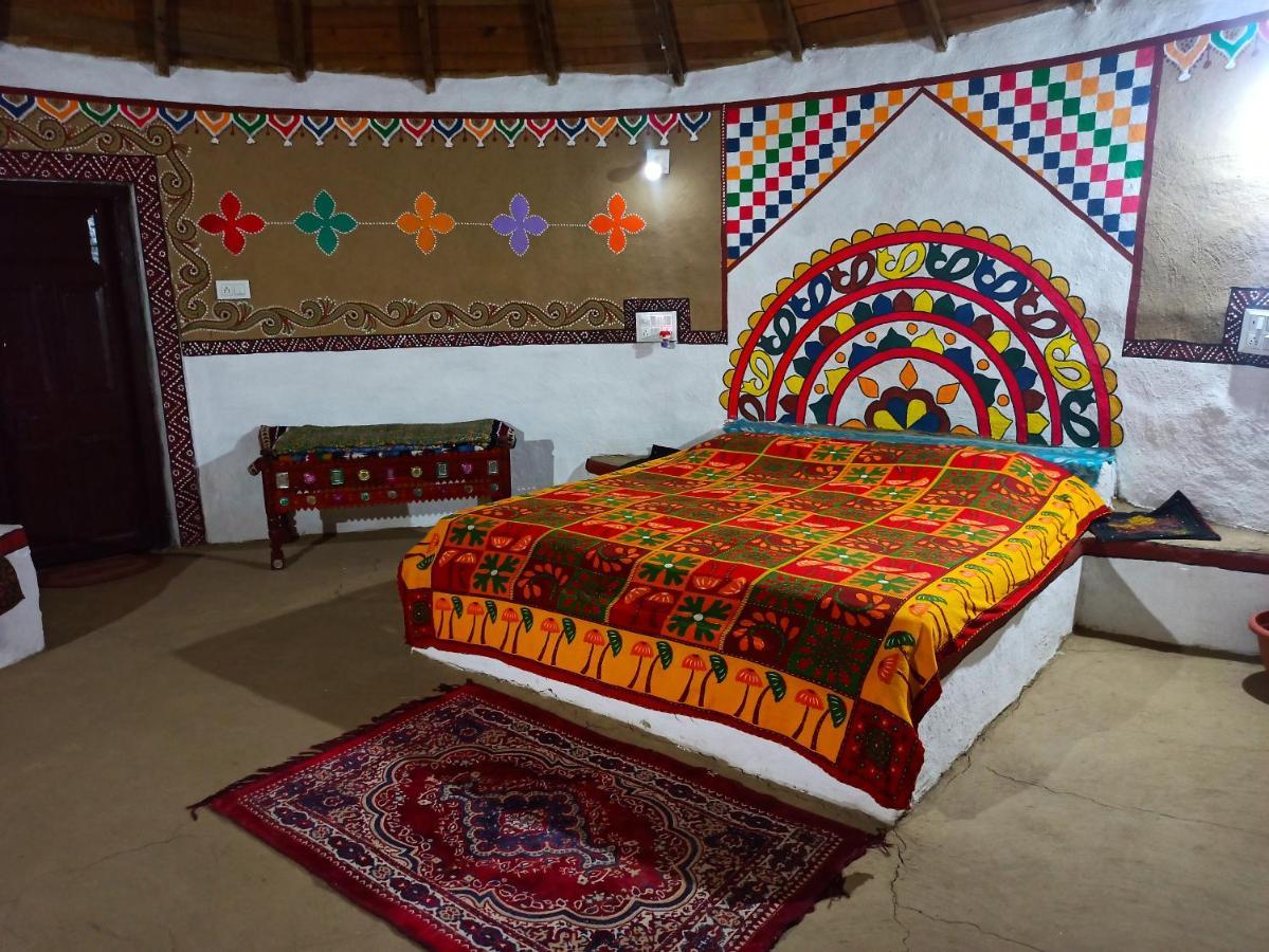 Banni Village Resort - Rann Of Kutch Bherandiāla Buitenkant foto
